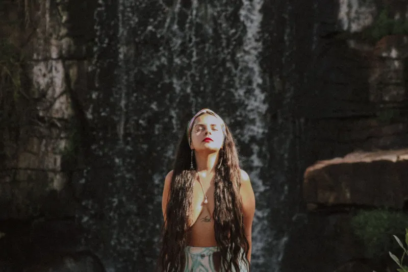 O Silêncio que Fala: Como Brasileiros Estão Criando uma Meditação Só Sua, Entre a Ancestralidade e o Caos Urbano